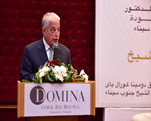 وزير العمل ومحافظ جنوب سيناء يُسلّمان عقود عمل لذوى همم .. صور