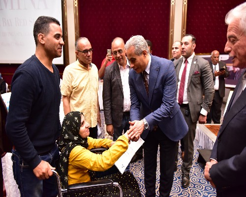 وزير العمل ومحافظ جنوب سيناء يُسلّمان عقود عمل لذوى همم .. صور