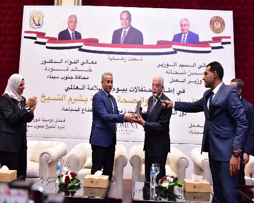 وزير العمل ومحافظ جنوب سيناء يُسلّمان عقود عمل لذوى همم .. صور