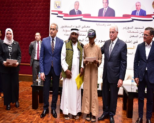 وزير العمل ومحافظ جنوب سيناء يُسلّمان عقود عمل لذوى همم .. صور