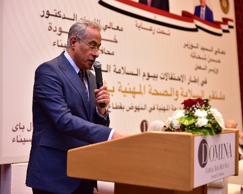 وزير العمل ومحافظ جنوب سيناء يُسلّمان عقود عمل لذوى همم .. صور