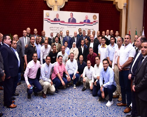 وزير العمل ومحافظ جنوب سيناء يُسلّمان عقود عمل لذوى همم .. صور