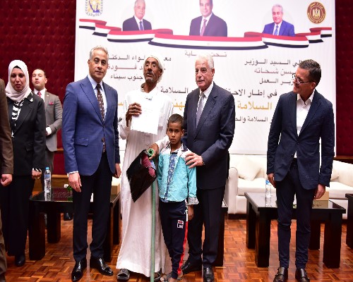 وزير العمل ومحافظ جنوب سيناء يُسلّمان عقود عمل لذوى همم .. صور