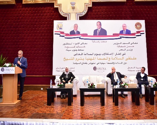 وزير العمل ومحافظ جنوب سيناء يُسلّمان عقود عمل لذوى همم .. صور