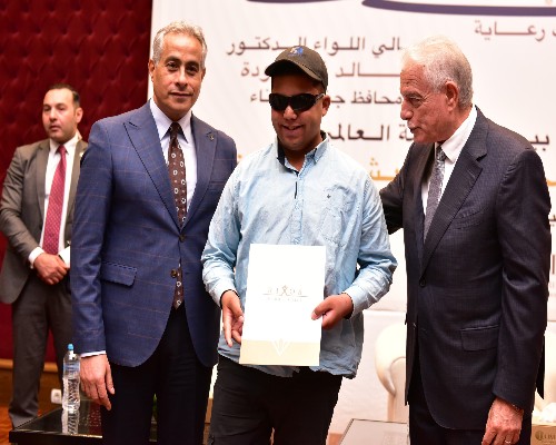 وزير العمل ومحافظ جنوب سيناء يُسلّمان عقود عمل لذوى همم .. صور