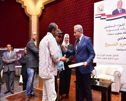 وزير العمل ومحافظ جنوب سيناء يُسلّمان عقود عمل لذوى همم .. صور