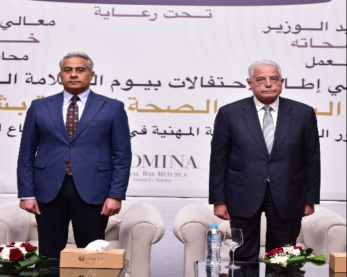 وزير العمل ومحافظ جنوب سيناء يُسلّمان عقود عمل لذوى همم .. صور