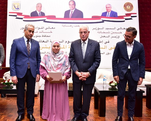 وزير العمل ومحافظ جنوب سيناء يُسلّمان عقود عمل لذوى همم .. صور