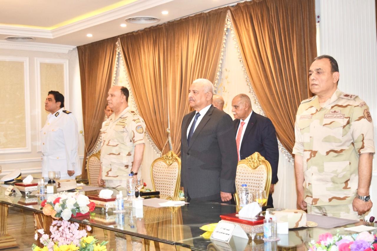 محافظ السويس يشهد احتفالية لتكريم أسر الشهداء ومصابي العمليات 
