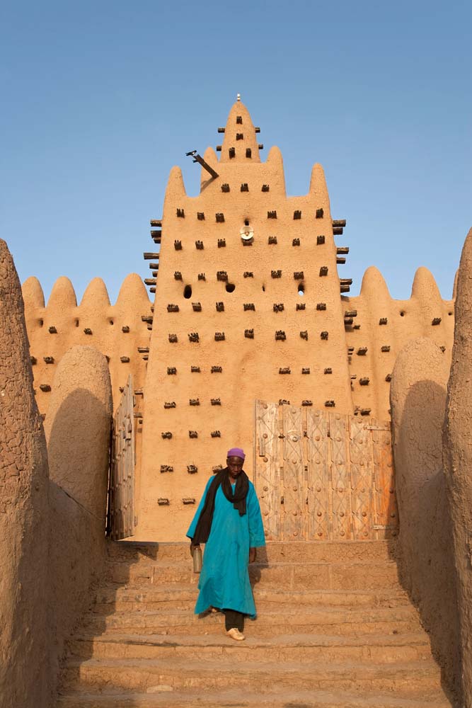 مسجد جينية بمالي ..  أسرار تغطيته بالطين والتبن كل عام