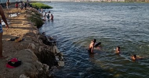 السباحة فى النيل هروبا من الحر