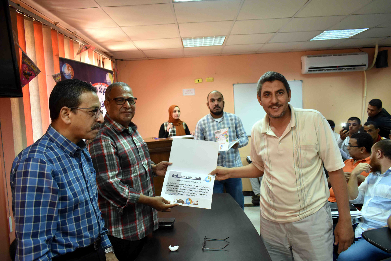  شركة مياه سوهاج تكرم 100من العمال والفنيين تقديراً لجهودهم.. صور