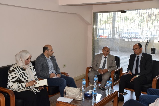 تعرف على تفاصيل اجتماع رئيس جامعة حلوان بوفد من ليبيا.. بالصور