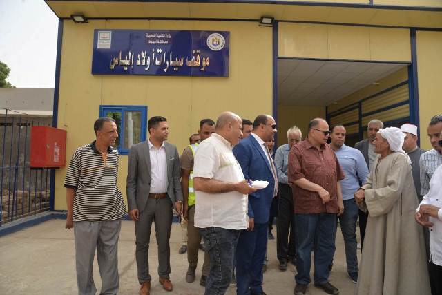 محافظ أسيوط يتفقد أعمال إنشاء موقف سيارات أولاد إلياس
