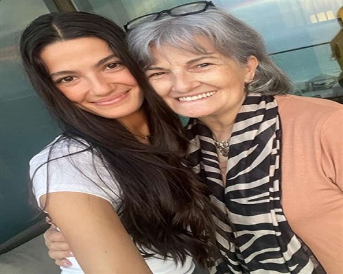 تارا عماد ووالدتها الراحلة 
