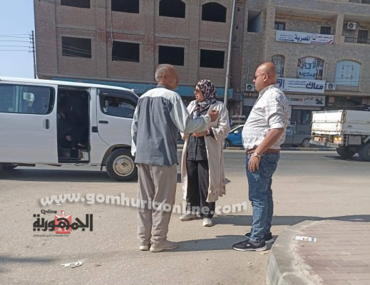عقيلة وصادق خلال جولتهما بقويسنا