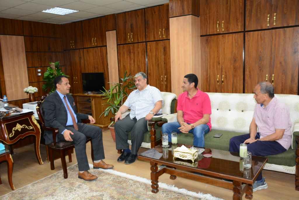 نائب رئيس جامعة أسيوط يستقبل رئيس أكاديمية السادات للعلوم الإدارية لبحث سبل التعاون