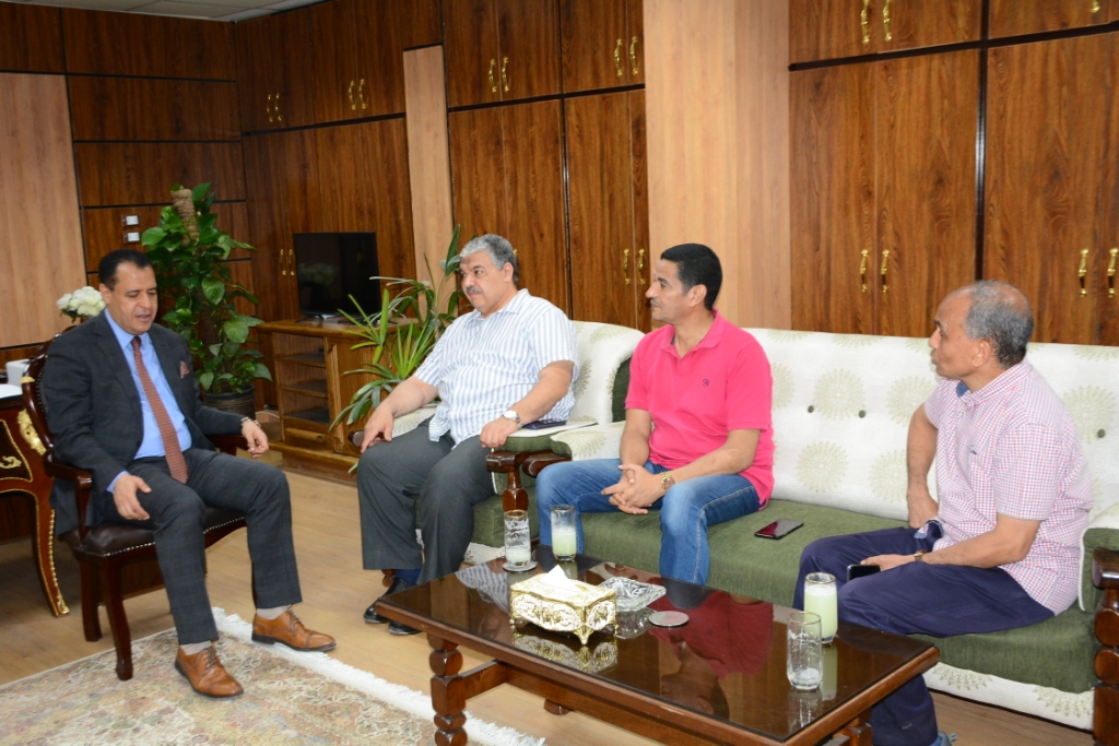 نائب رئيس جامعة أسيوط يستقبل رئيس أكاديمية السادات للعلوم الإدارية لبحث سبل التعاون