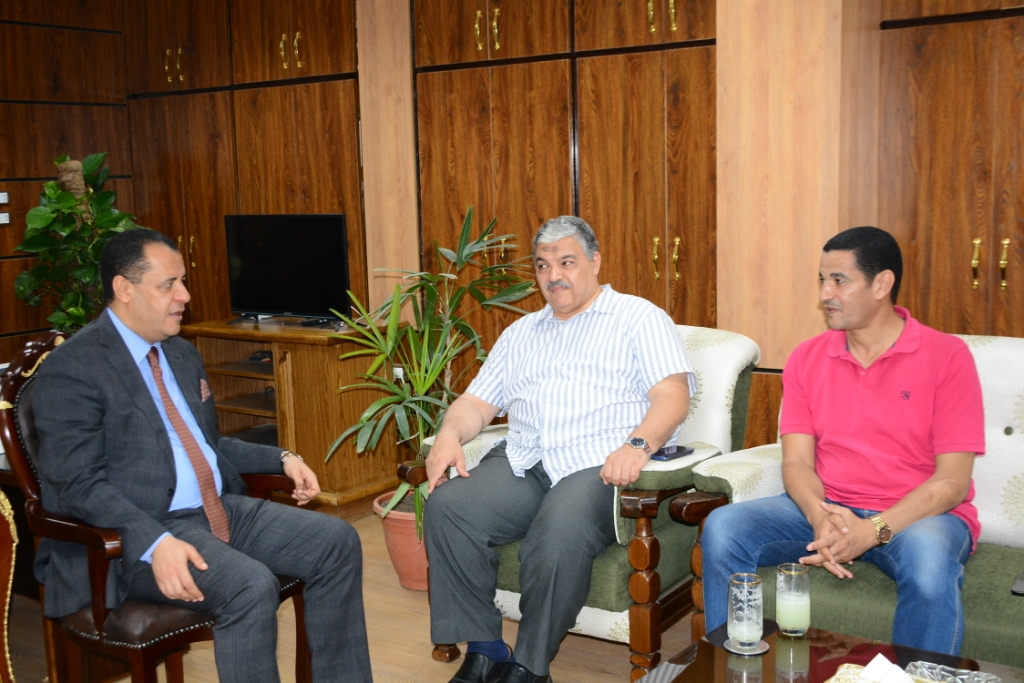 نائب رئيس جامعة أسيوط يستقبل رئيس أكاديمية السادات للعلوم الإدارية لبحث سبل التعاون