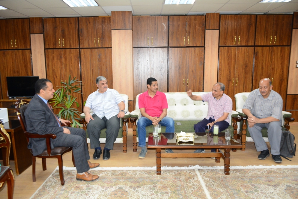 نائب رئيس جامعة أسيوط يستقبل رئيس أكاديمية السادات للعلوم الإدارية لبحث سبل التعاون