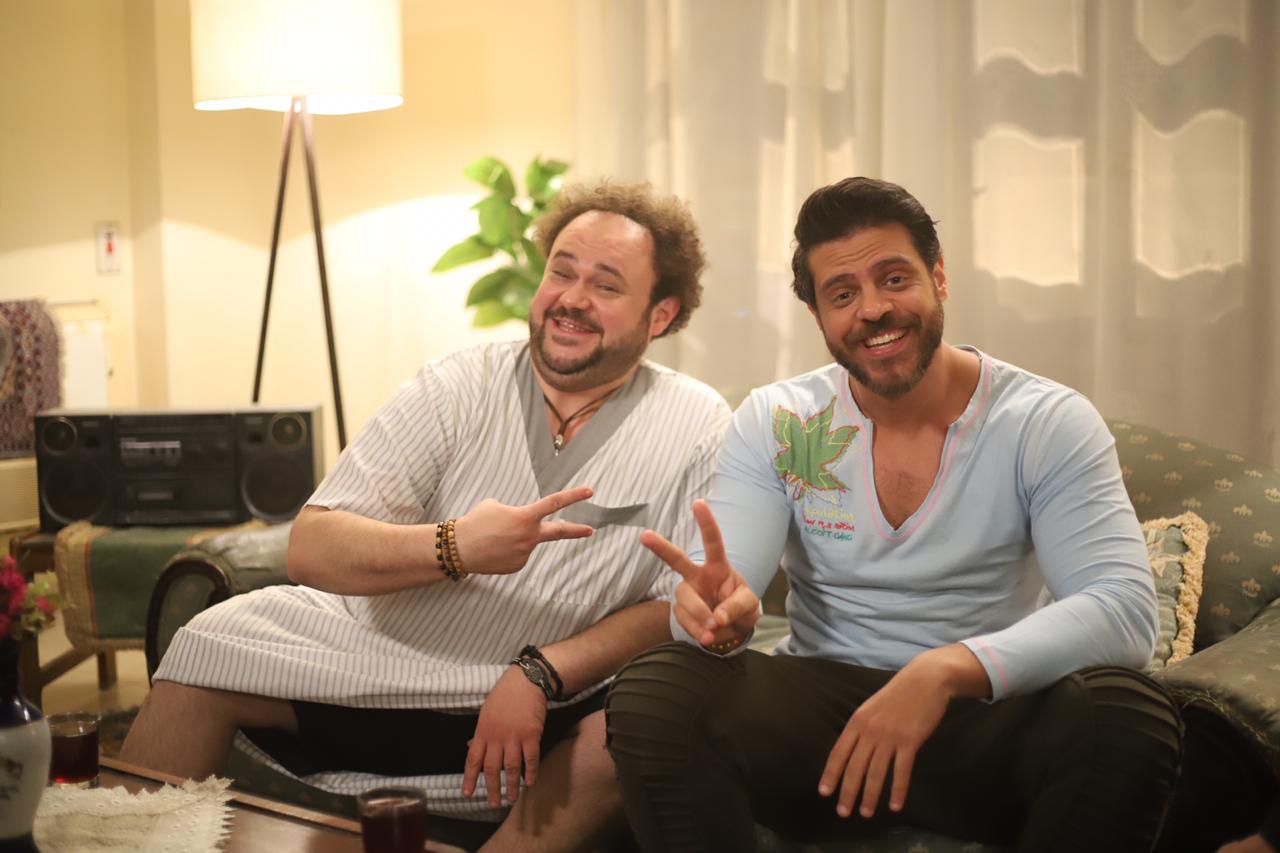 مدحت تيخا بائع ملابس علي الرصيف في 