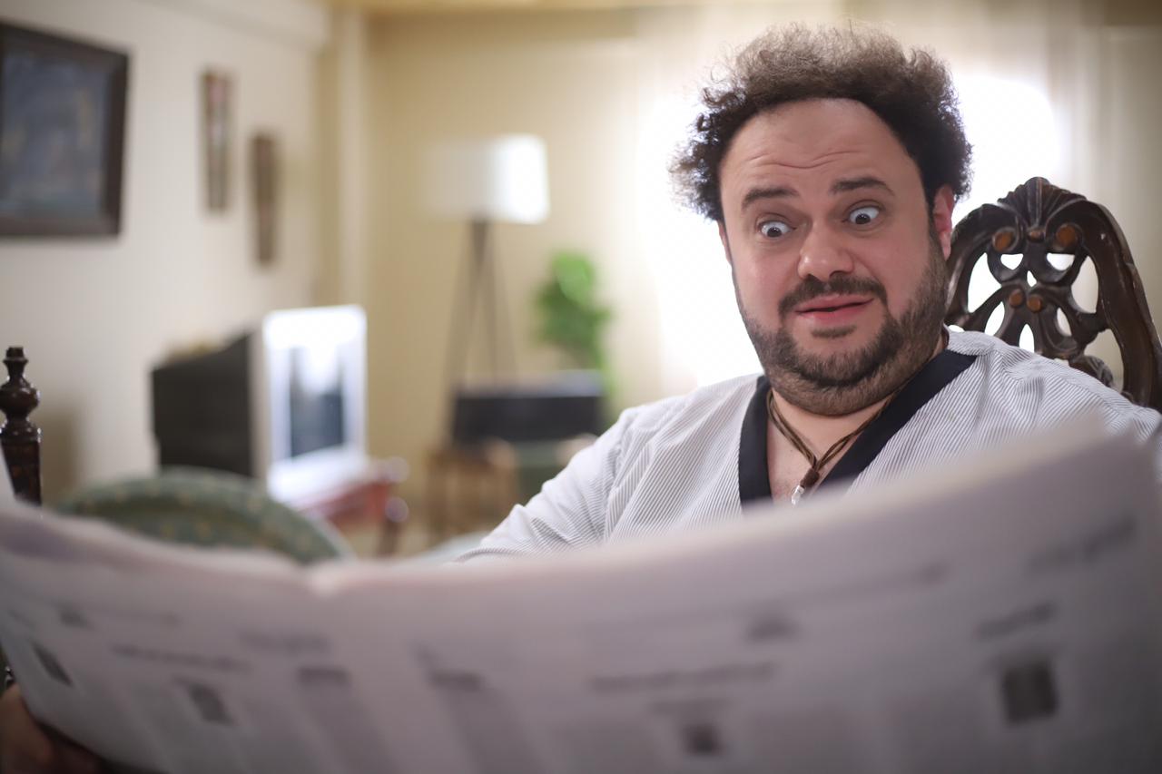 مدحت تيخا بائع ملابس علي الرصيف في 