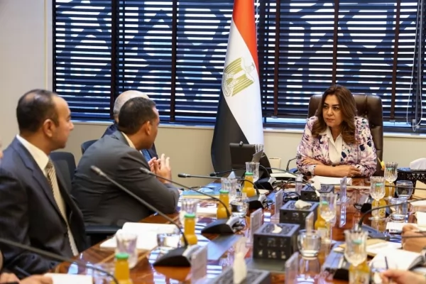 الدكتورة منال عوض وزيرة التنمية المحلية والبيئة خلال الاجتماع