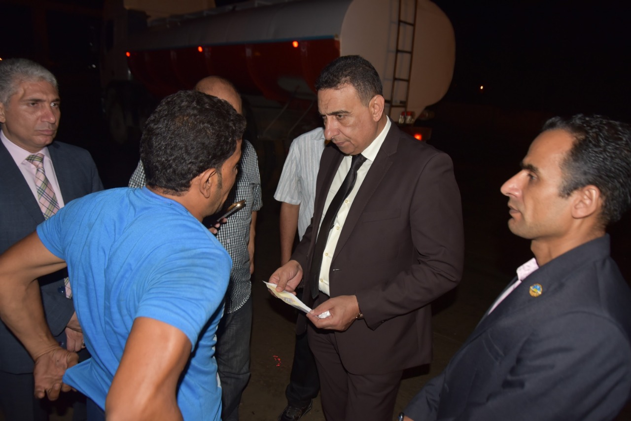 سكرتير عام محافظة مطروح يفاجئ موزع المياة