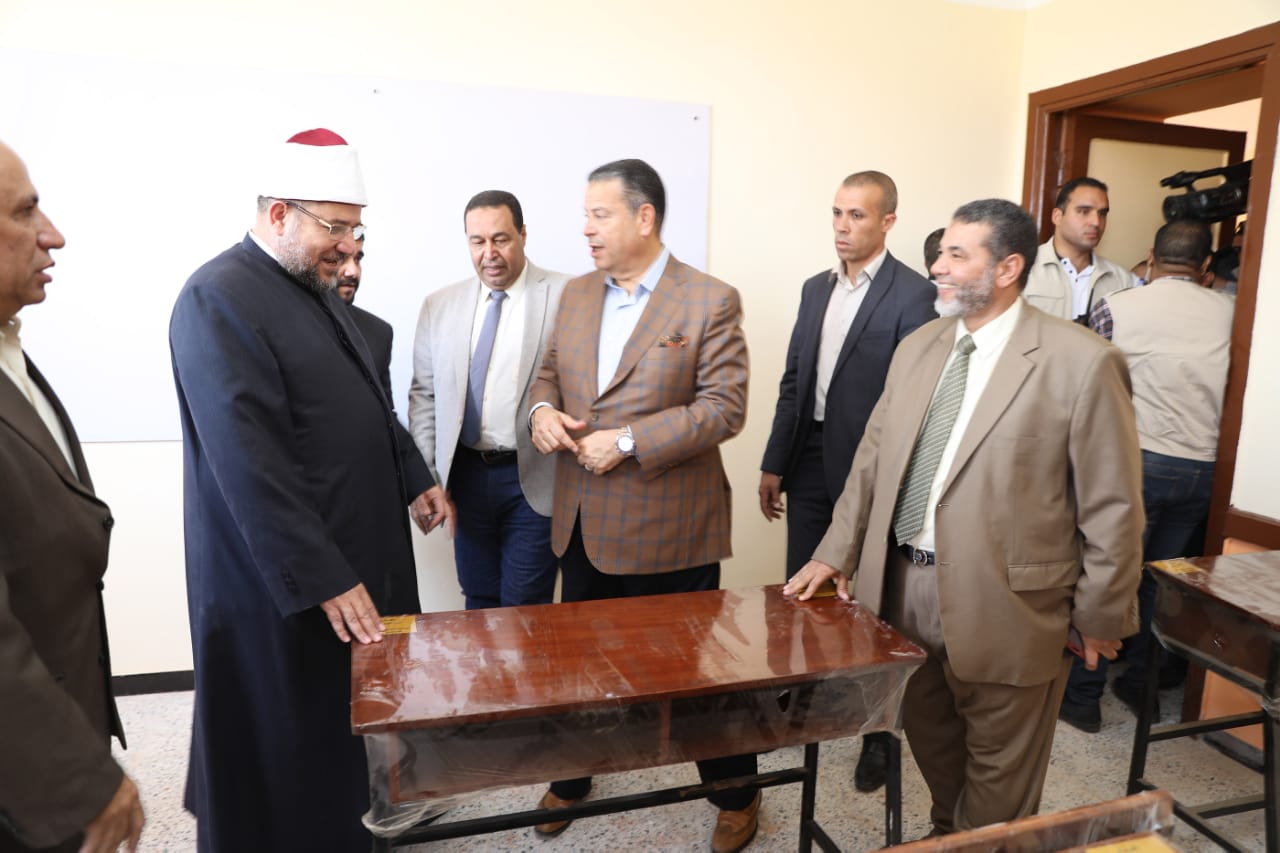وزير الأوقاف يوزع صكوك الأضاحي ويشهد عقد قران في بني سويف ..صور