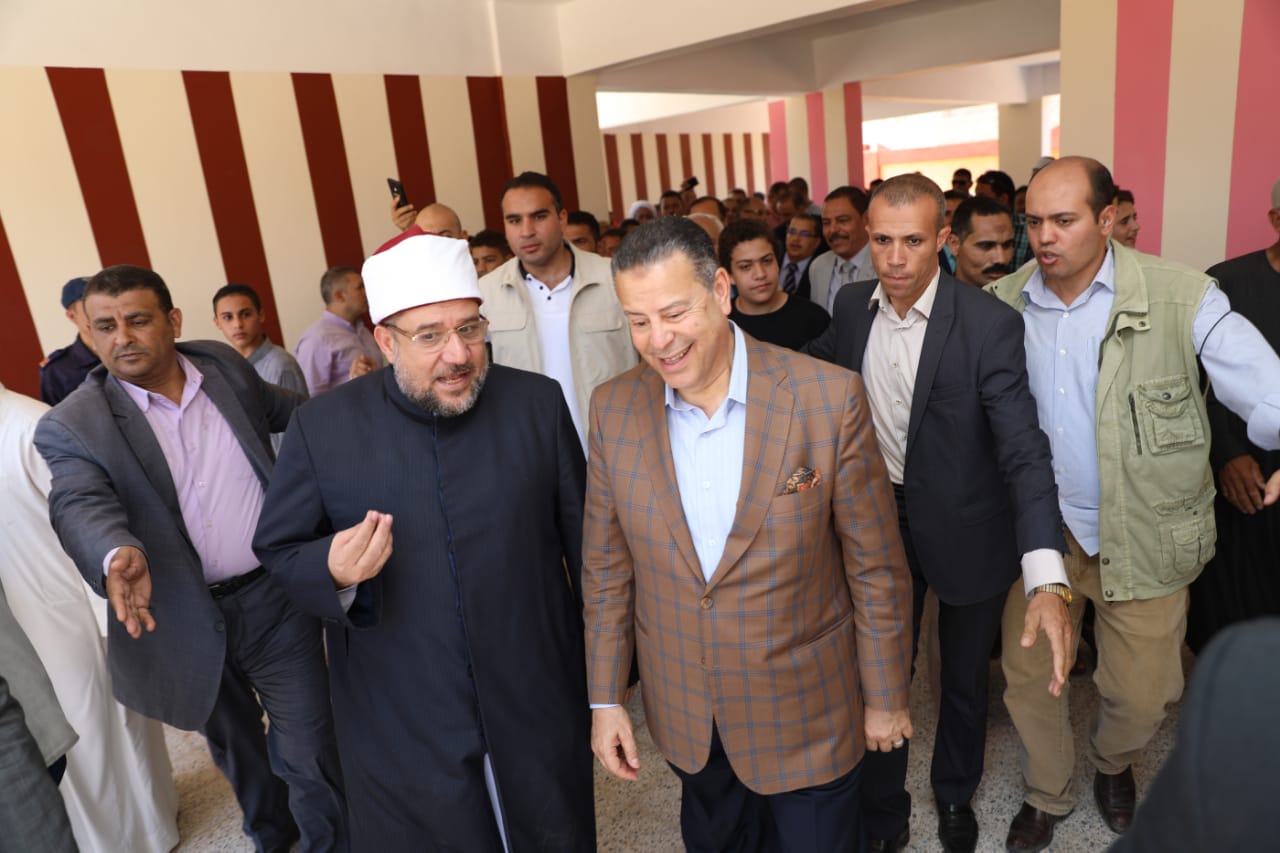 وزير الأوقاف يوزع صكوك الأضاحي ويشهد عقد قران في بني سويف ..صور