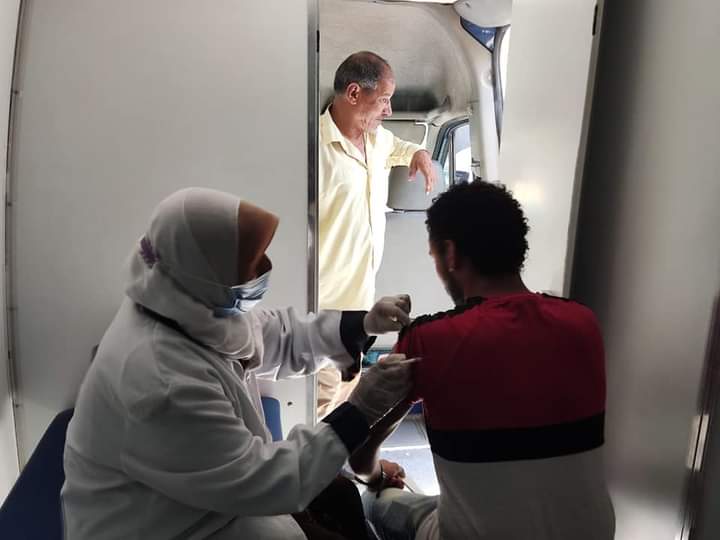 جهود مكثفة للفرق الطبية المتحركة لتطعيم العاملين بالمصالح الحكومية بلقاح كورونا‎ بصحة القليوبية