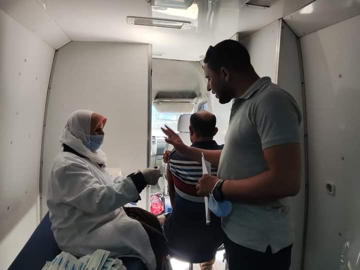 جهود مكثفة للفرق الطبية المتحركة لتطعيم العاملين بالمصالح الحكومية بلقاح كورونا‎ بصحة القليوبية