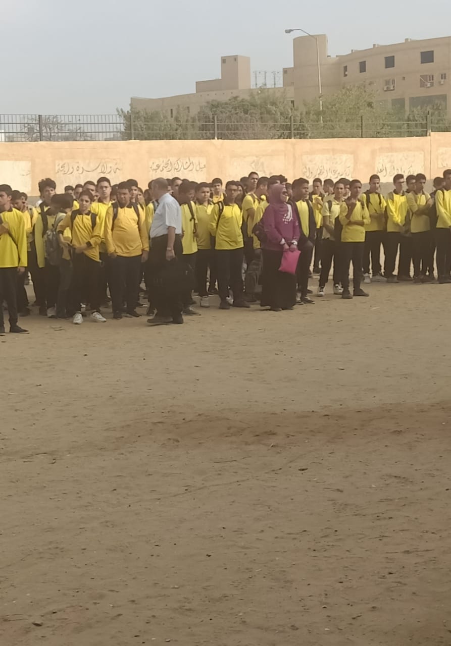 مدير تعليم الجيزة يشارك طلاب مدرسة الحي السادس الثانوية بنين طابور الصباح وتحية العلم 