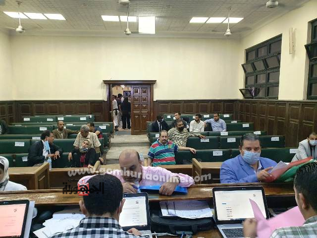 موظفى اللجنة الإنتخابية يراجعون بيانات المرشحين