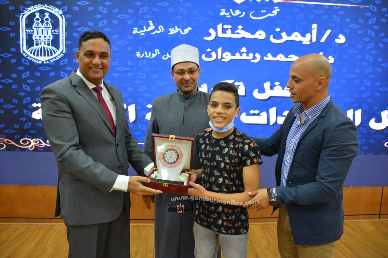 محافظ الدقهلية يكريم إبن الدقهلية