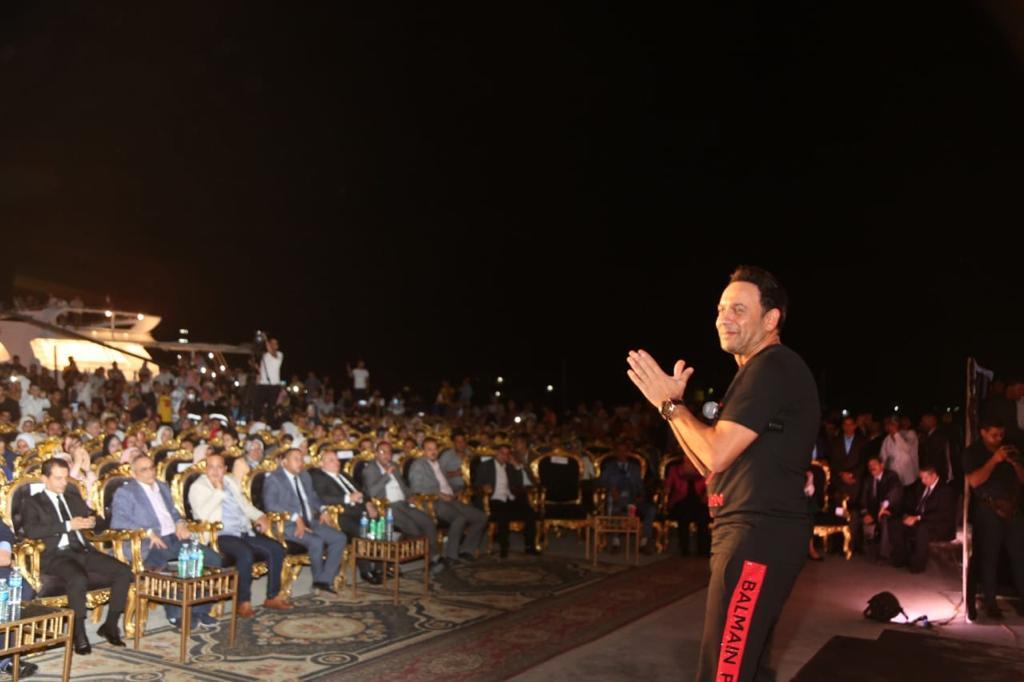 مصطفى قمر يحتفل مع 4 الاف مشاهد بعيد ميلاده والجمهور يستمتع بنسمة موس