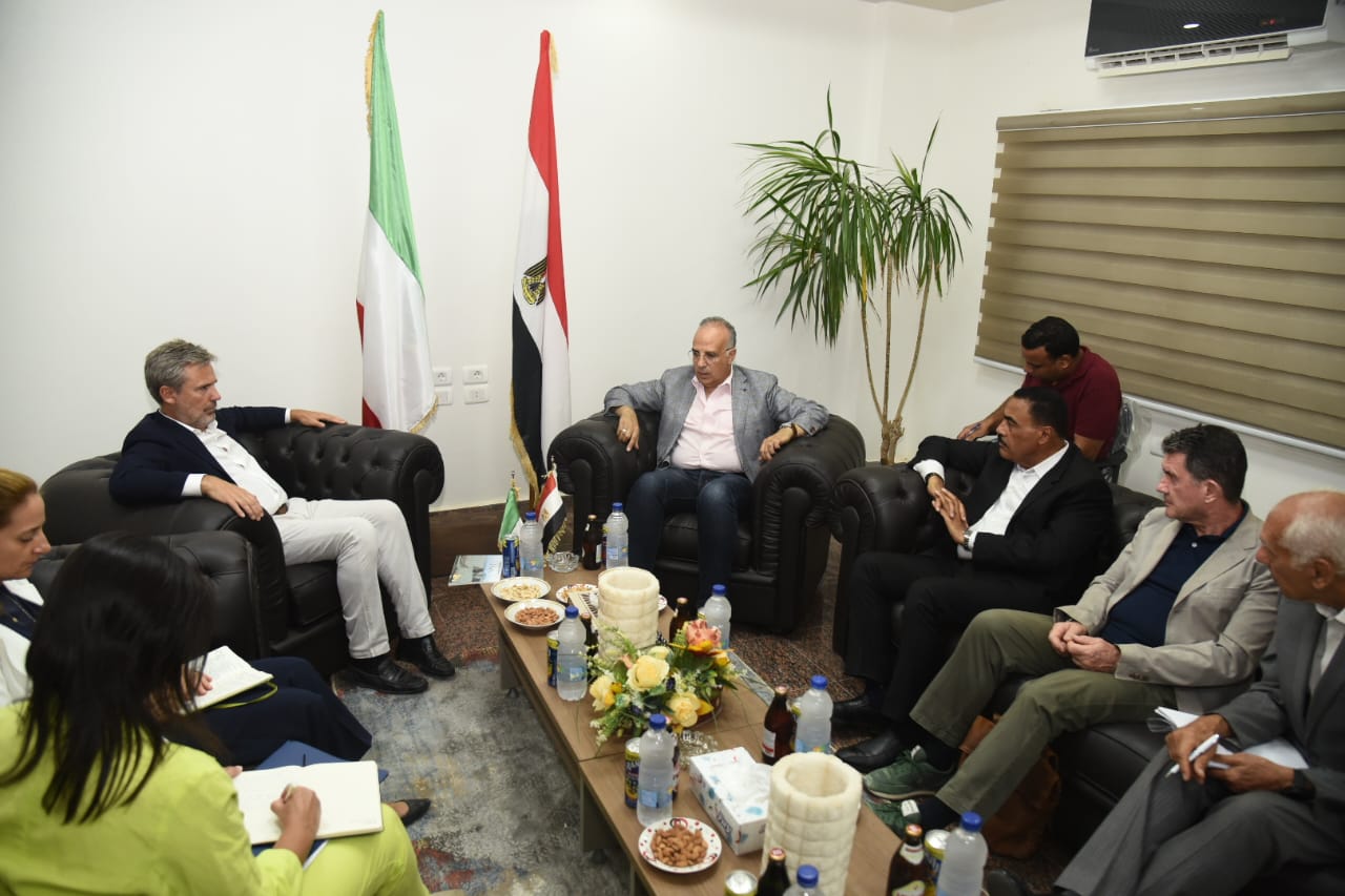 محافظ مطروح ووزير الرى يلتقيان السفير الايطالي خلال زياره لسيوة