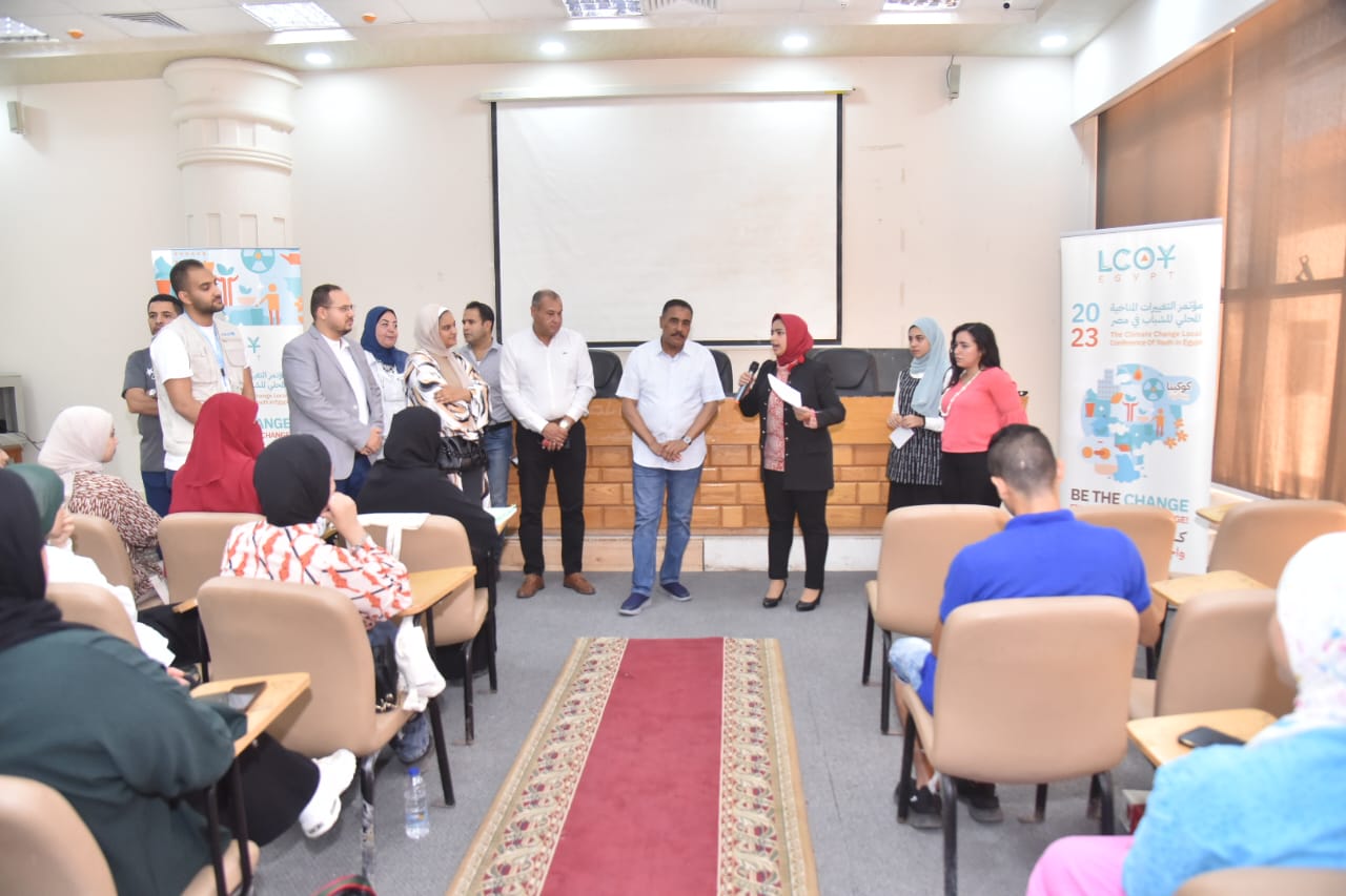 محافظ مطروح يتفقد ورش ملتقى الشباب والبيئة