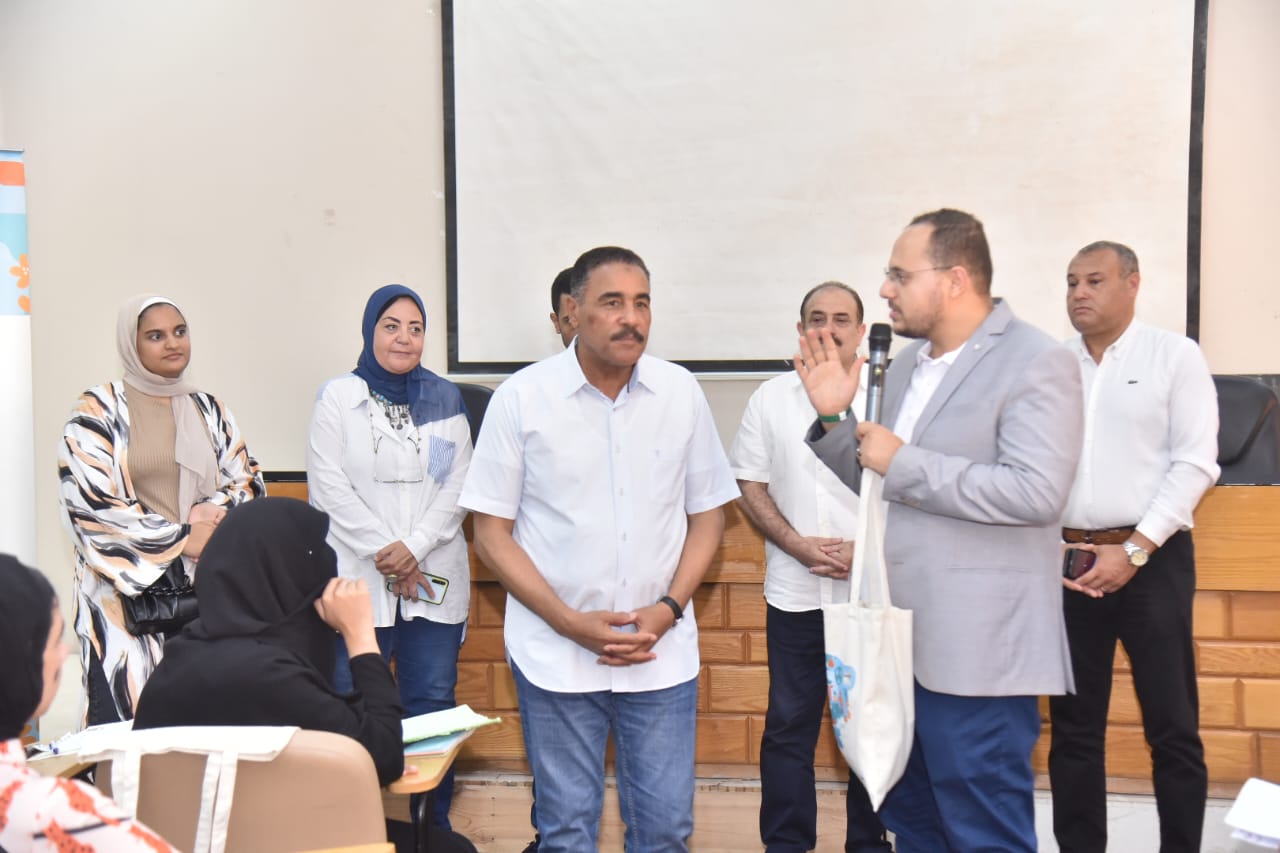 محافظ مطروح يتفقد ورش ملتقى الشباب والبيئة