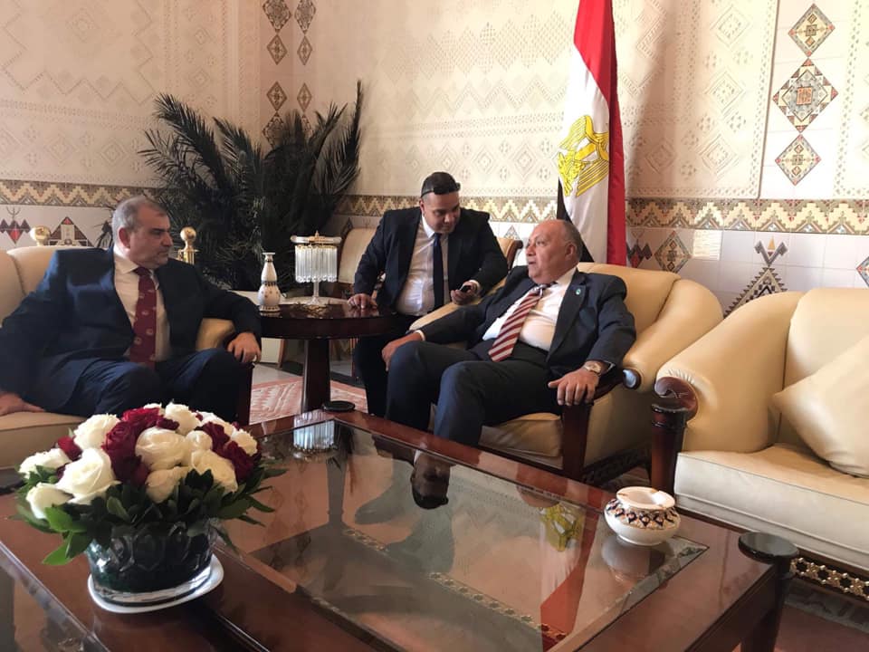 الصورة تجمع وزير الخارجية وسفير مصر في الجزائر ومدير مكتب وكالة أنباء الشرق الأوسط في الجزائر