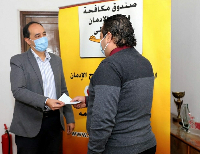 تسليم قروض للمتعافين من الإدمان