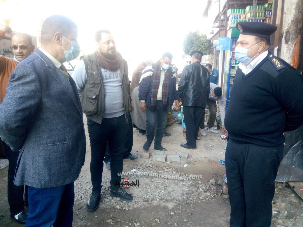 بالصور.. رئيس مدينة اشمون يقود حملة مكبرة لرفع الاشغالات وضبط الأسواق 
