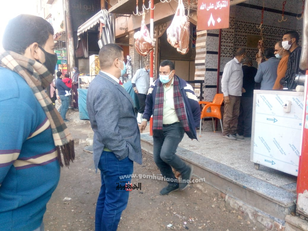 بالصور.. رئيس مدينة اشمون يقود حملة مكبرة لرفع الاشغالات وضبط الأسواق 