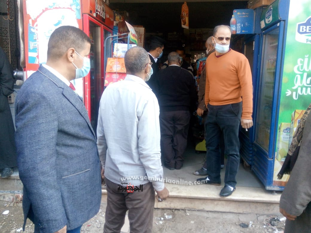 بالصور.. رئيس مدينة اشمون يقود حملة مكبرة لرفع الاشغالات وضبط الأسواق 