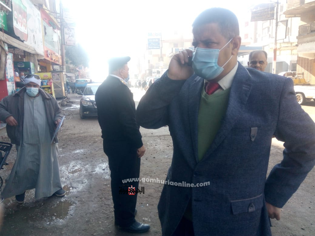 بالصور.. رئيس مدينة اشمون يقود حملة مكبرة لرفع الاشغالات وضبط الأسواق 