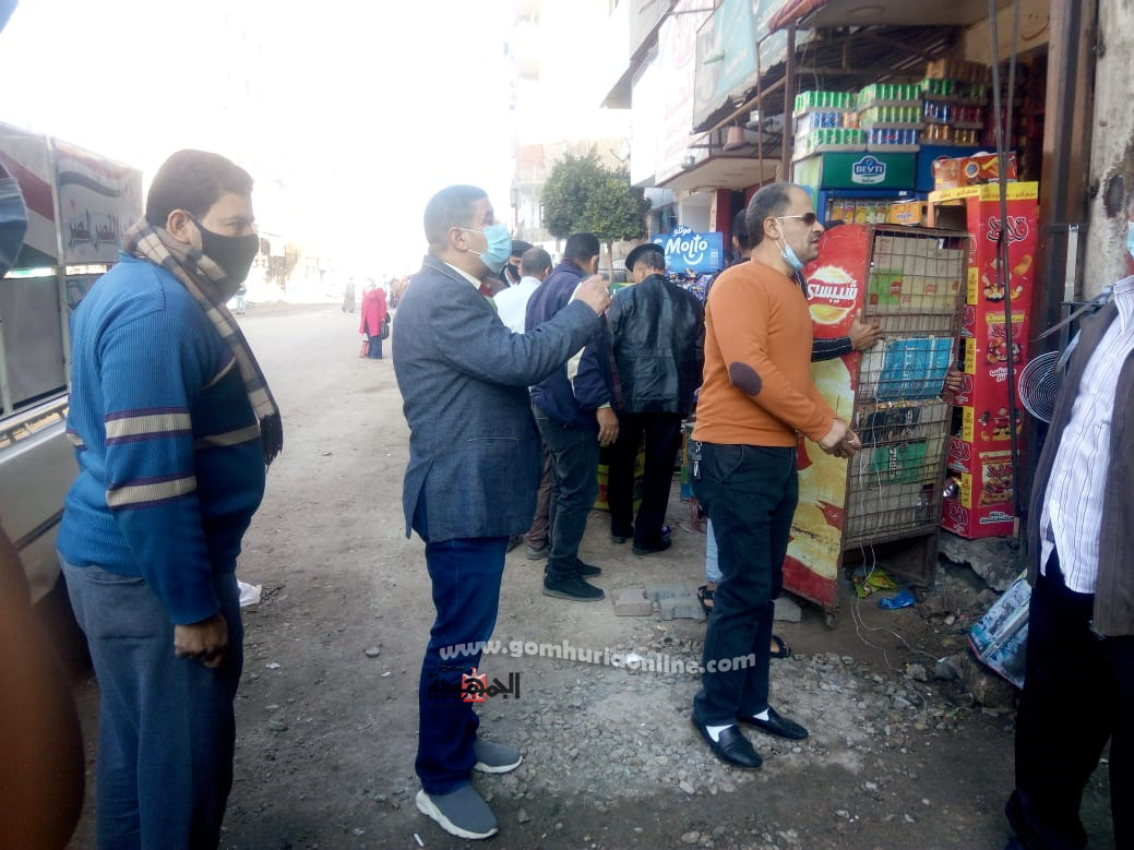 بالصور.. رئيس مدينة اشمون يقود حملة مكبرة لرفع الاشغالات وضبط الأسواق 