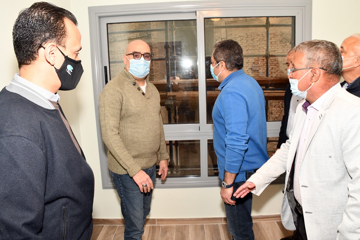 وزير الإسكان يتفقد مشروعى تطوير منطقتى 