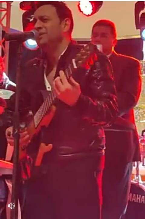 مصطفى قمر يقيم حفلاً ضخماً في مطعم 