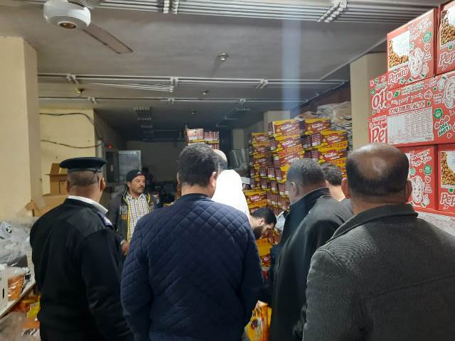 جهاز مدينة العبور يشن حملات لتنفيذ قرارات غلق وتشميع بالتعاون مع الشرطة.. بالصور