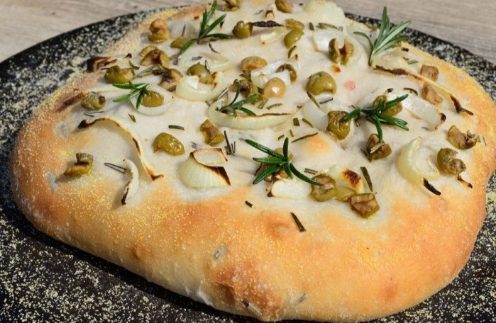 خبز الفوكاشيا الايطالى بالزيتون